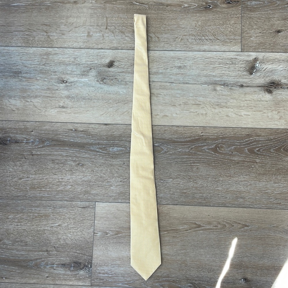 Hugo boss yellow men tie in excellent conditions (like new)